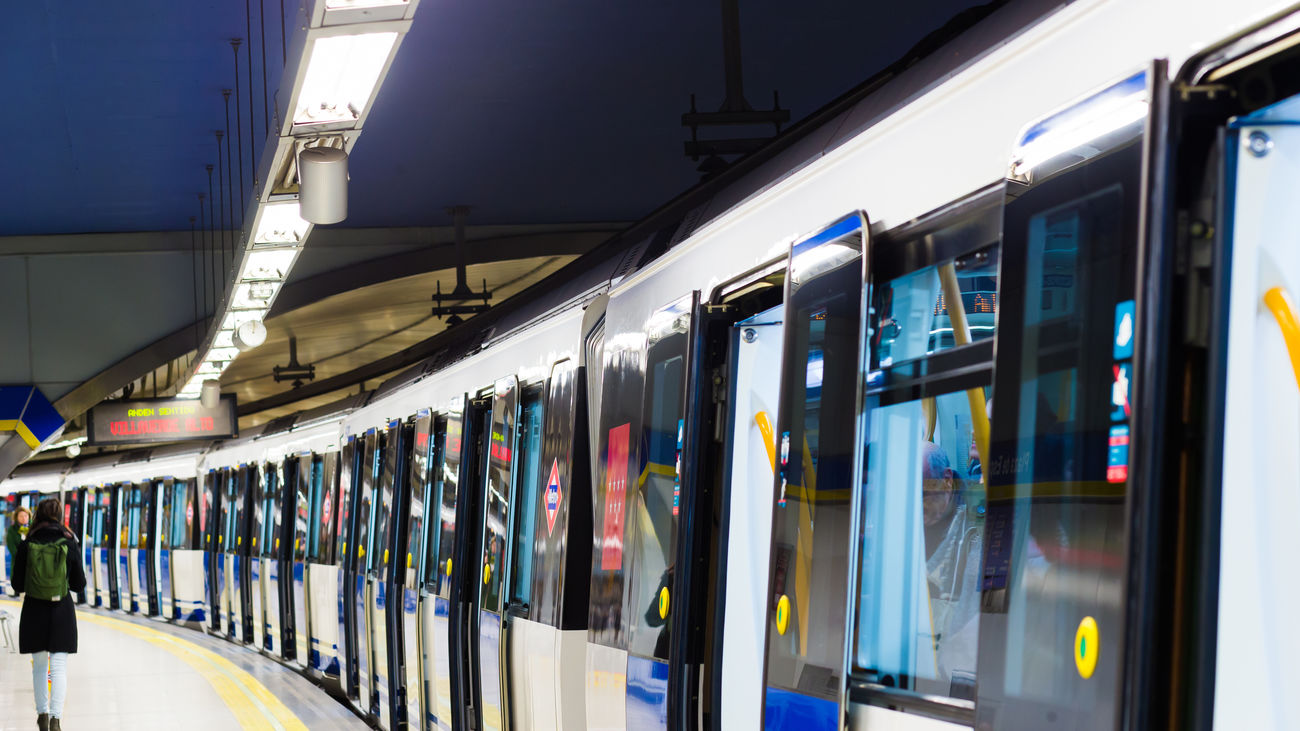 Detalle de un tren de Metro esperando es una estación
