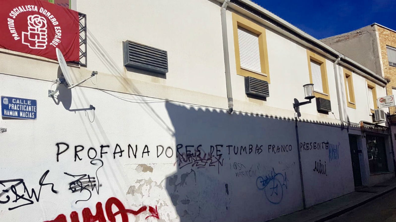 Pintadas en la  sede del PSOE en Valdemoro