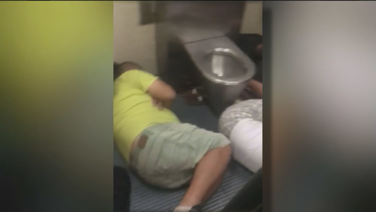 Ocupan un baño público en Lavapiés para dormir en su interior