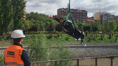 ¿Quién está arrojando bicicletas y patinetes al Río Manzanares?