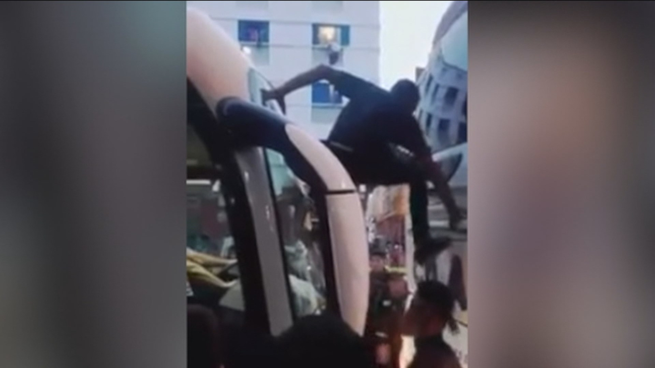 Así asaltan los autobuses en la frontera de Melilla para entrar en España