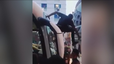 Así asaltan los autobuses en la frontera de Melilla para entrar en España