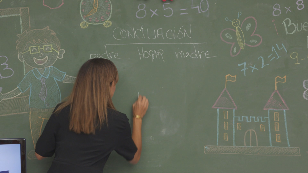 Toni Acosta explica a los niños qué es la conciliación familiar