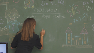 Toni Acosta explica a los niños qué es la conciliación familiar