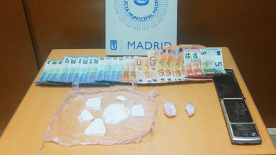 Paran en Tetuán a un ciclista por ir en sentido contrario y lo detienen por llevar cocaína