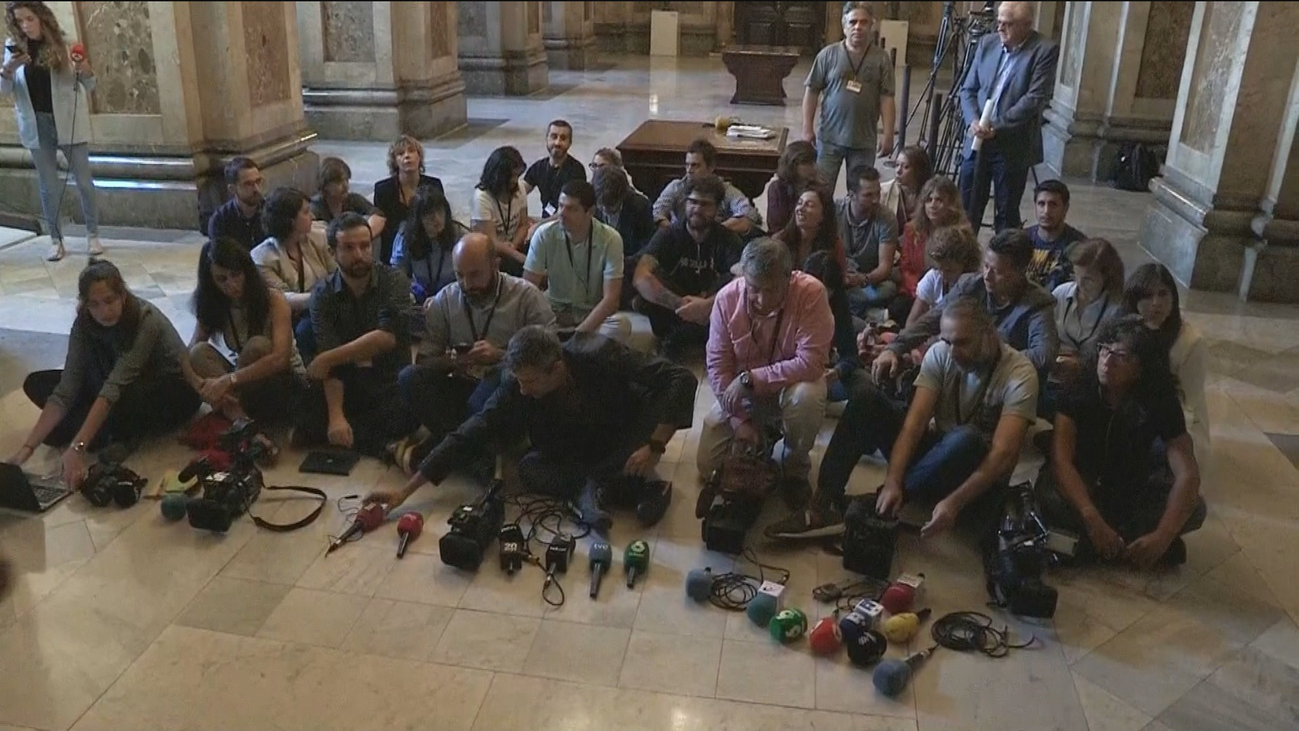 Sentada de periodistas en el Parlament para denunciar las agresiones en Cataluña