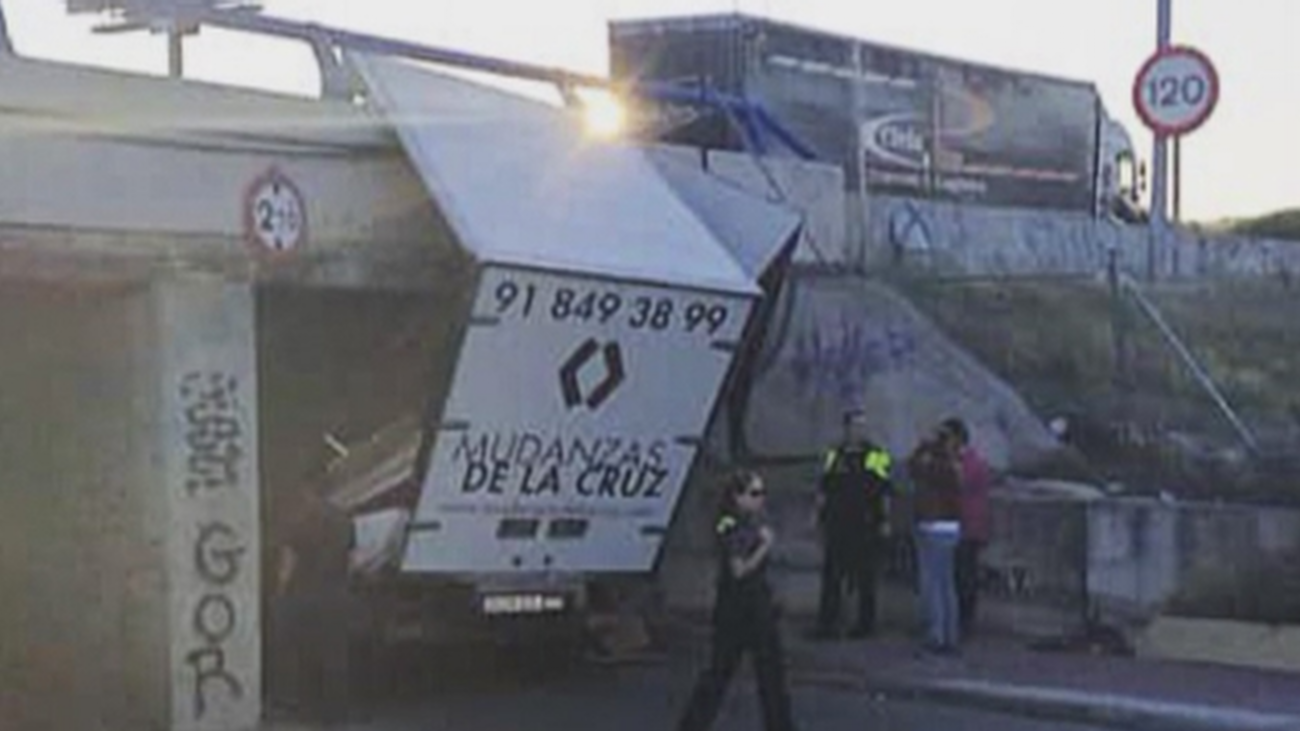 Así es el puente ‘tragacamiones’ de Collado Villalba