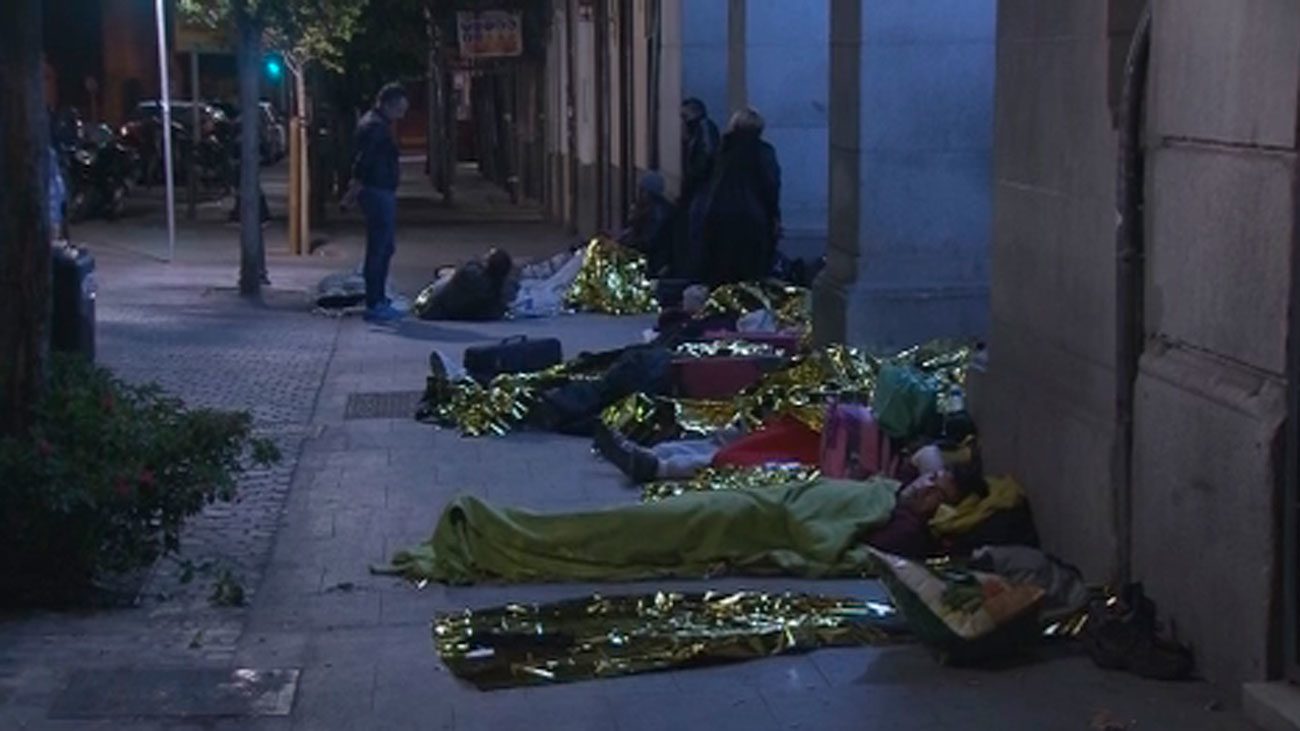 Familias con hijos menores hacen noche a las puertas del Samur Social para pedir ayuda