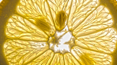 ¿El agua con limón adelgaza?