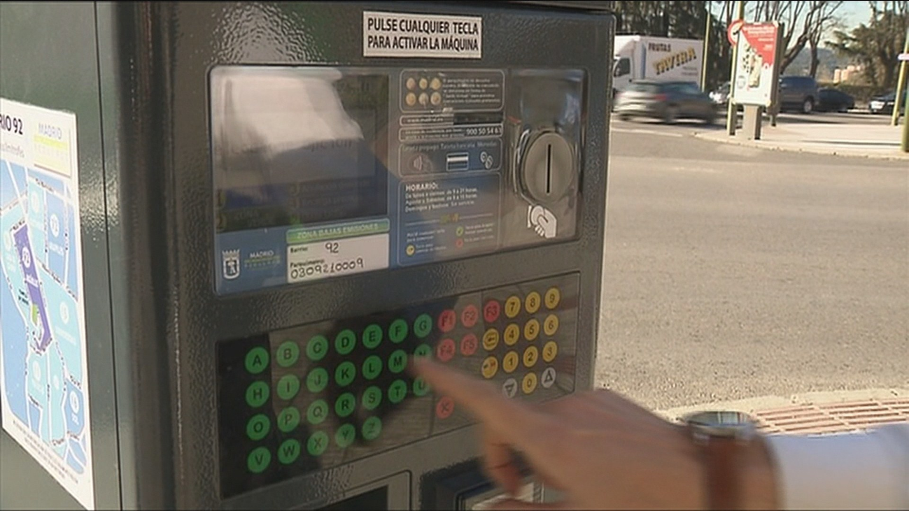 Sin pagos con tarjeta o con apps durante varias horas en los parquímetros de Madrid