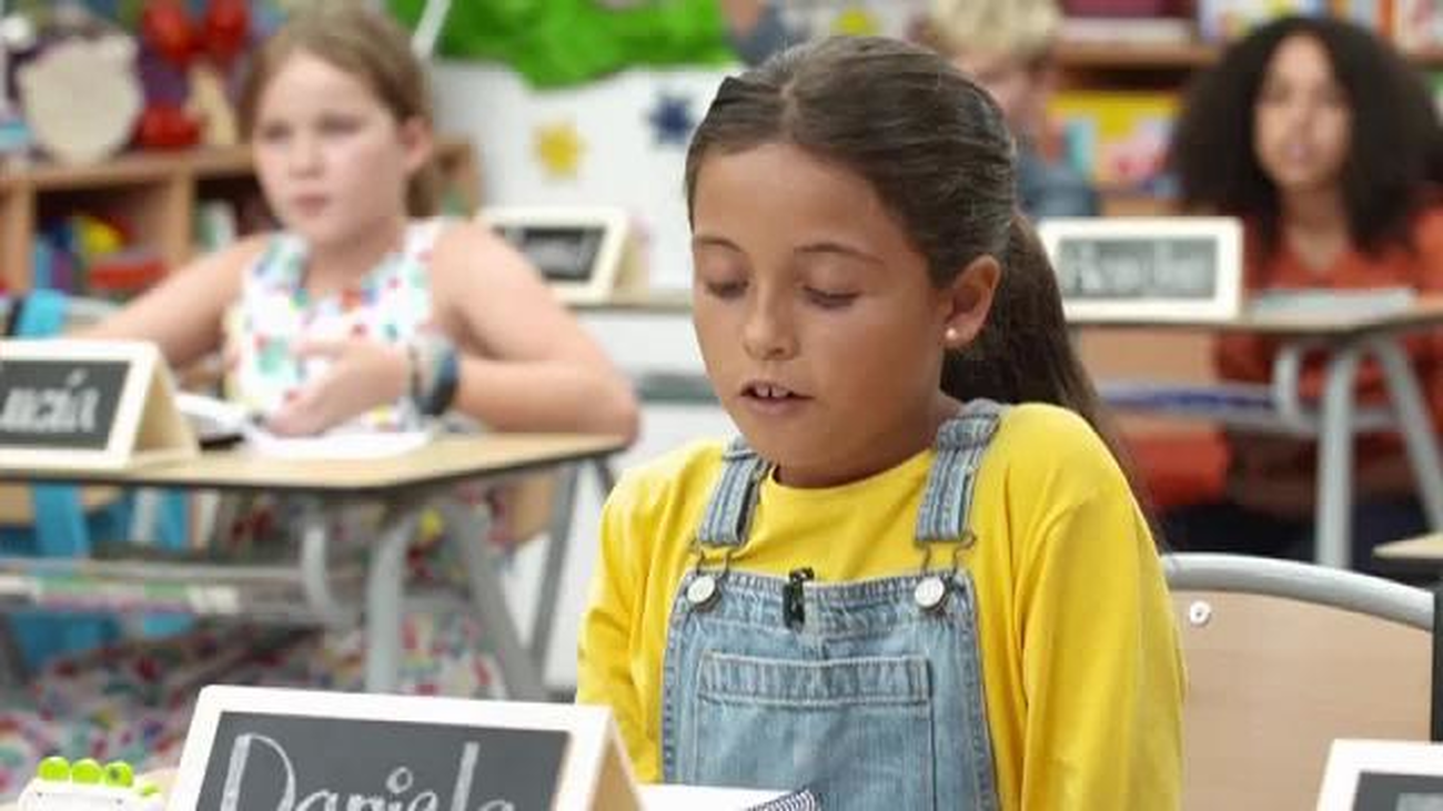 Vicky explica a los niños qué es el cambio de muleta en el toreo