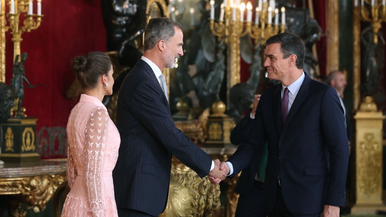 l rey Felipe VI, la reina Letizia, y el presidente del gobierno Pedro Sánchez, en el Palacio Real de Madrid