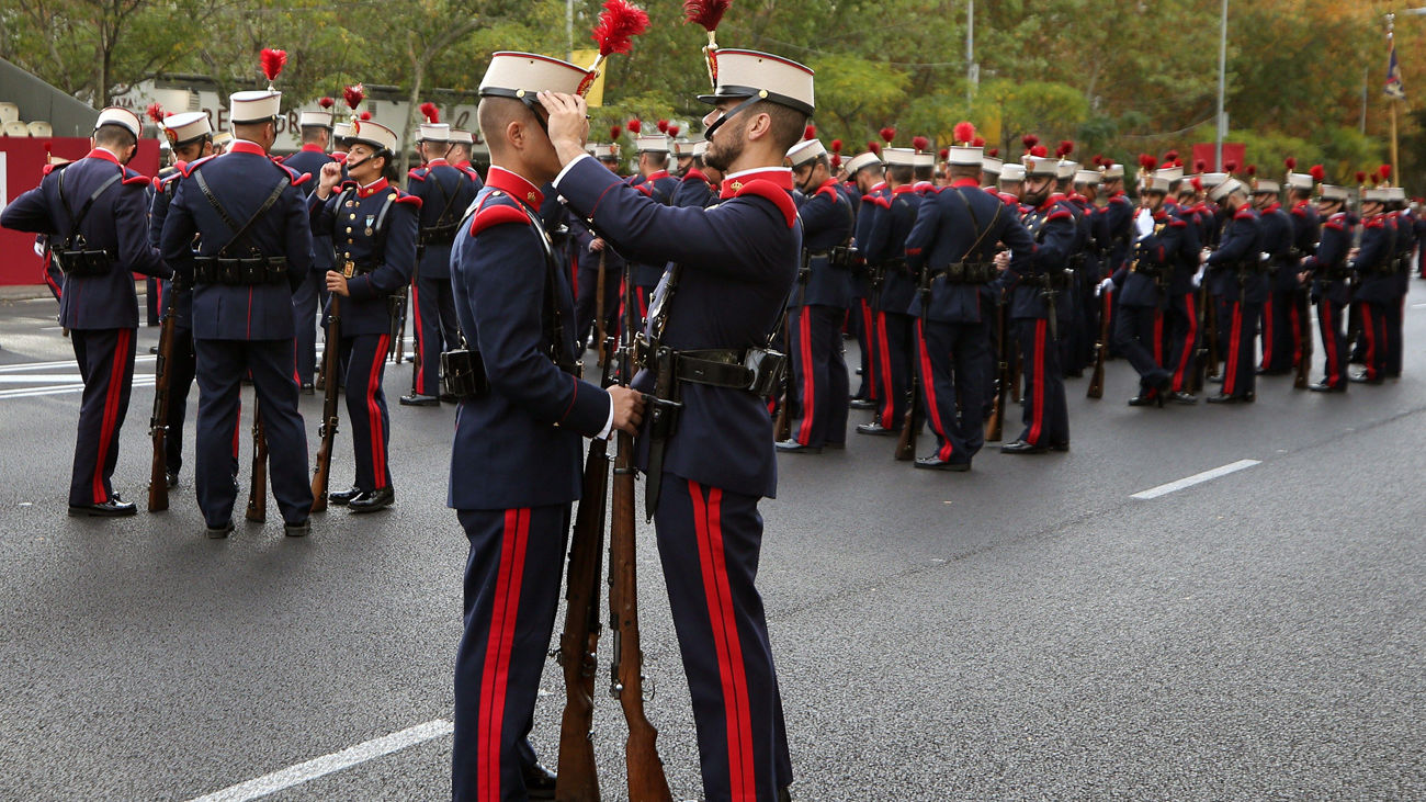 Soldados de la Guardia Real en el madrileño Paseo de la Castellana, antes del desfile de la Fiesta Nacional de 2019