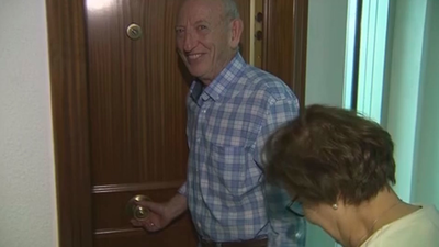 Vuelven a casa más vecinos del edificio de Vallecas afectado por una explosión en abril