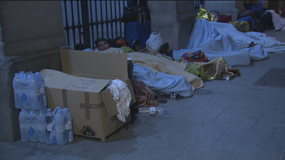 'Sin techo' vuelven a pernoctar frente a la sede del Samur Social en busca de ayuda