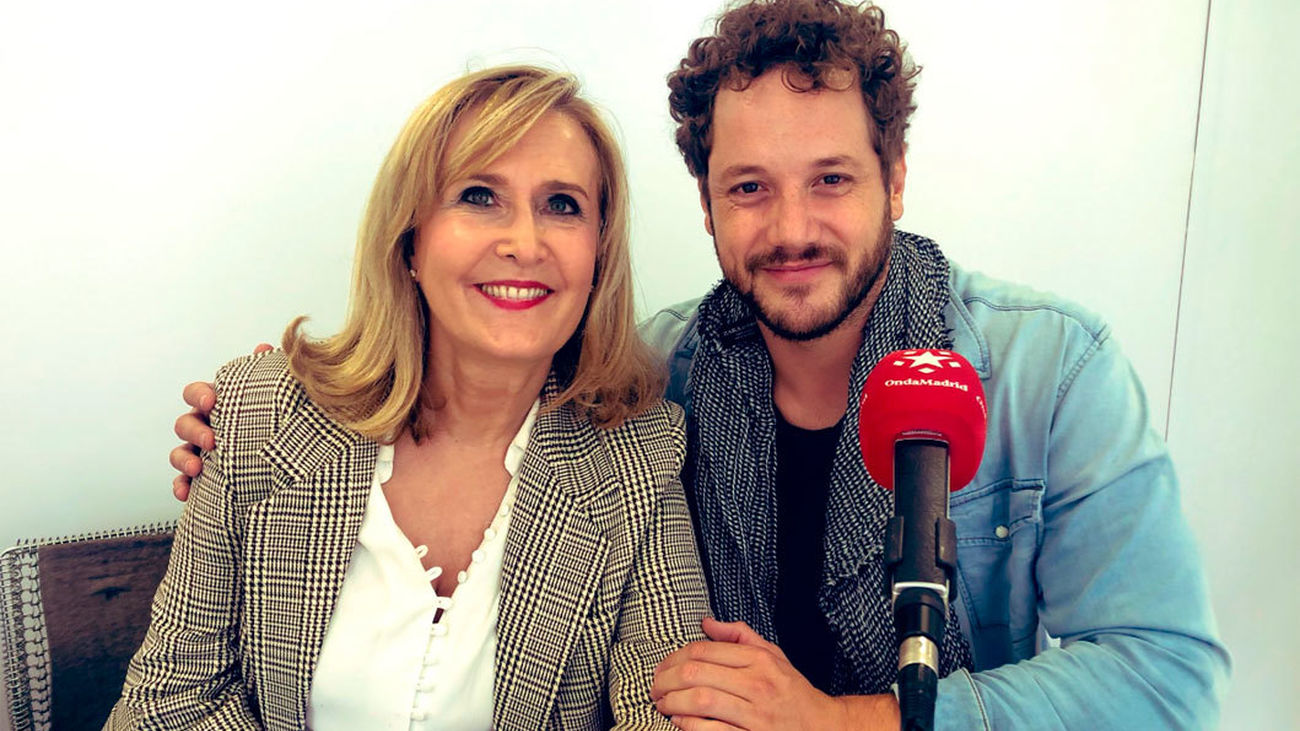 Daniel Diges canta en la Puerta del Sol, desde el estudio móvil de Onda Madrid