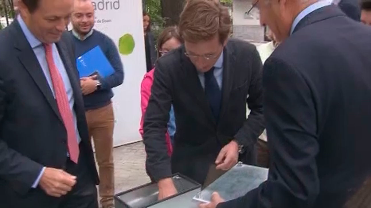 Almeida sella la 'cápsula del tiempo' de Down Madrid para que la falta de accesibilidad sea el pasado