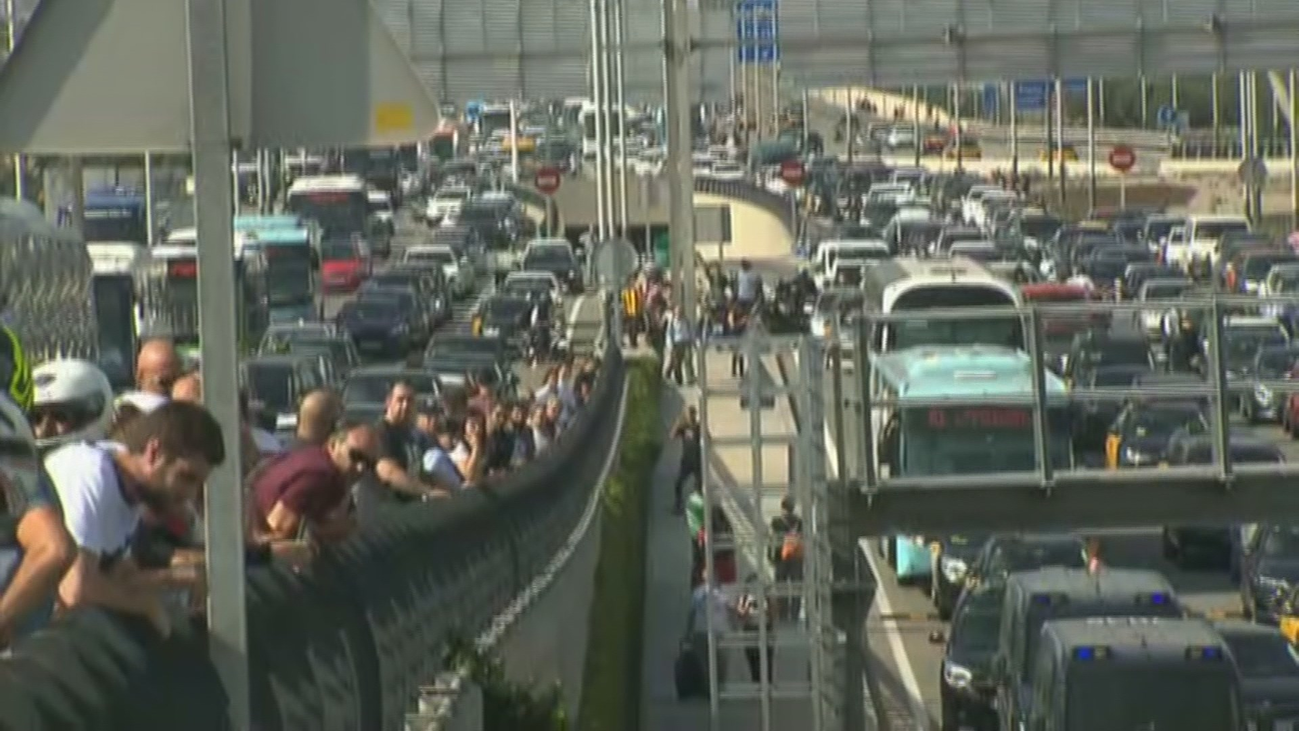 Independentistas colapsan los accesos al aeropuerto de El Prat