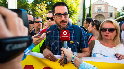 El alcalde de Pinto cambia su gobierno por un viaje a Colombia con su marido para adoptar a un niño