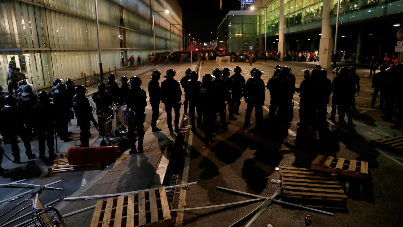 Las protestas por la sentencia del 'procés' dejan 131 heridos, 3 detenidos y 110 vuelos cancelados