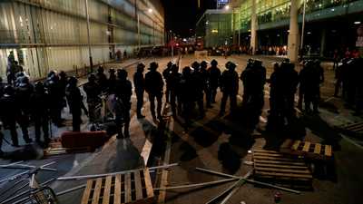 Las protestas por la sentencia del 'procés' dejan 131 heridos, 3 detenidos y 110 vuelos cancelados