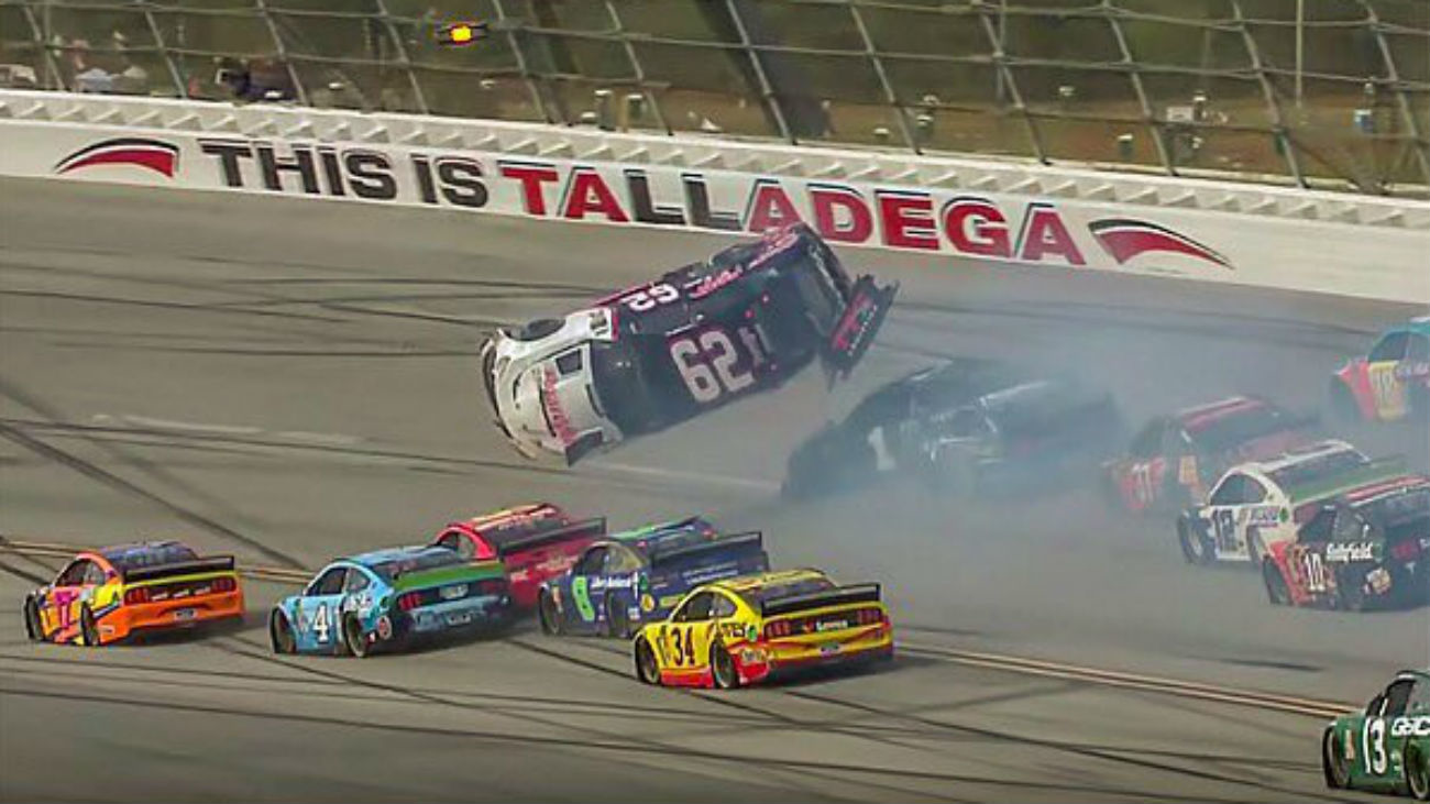 Un coche vuela por los aires en un brutal accidente en la Nascar