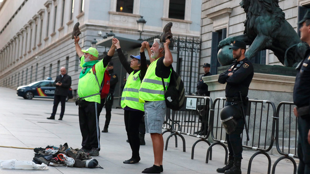 Los pensionistas arrojan sus zapatillas a las puertas del Congreso de los Diputados