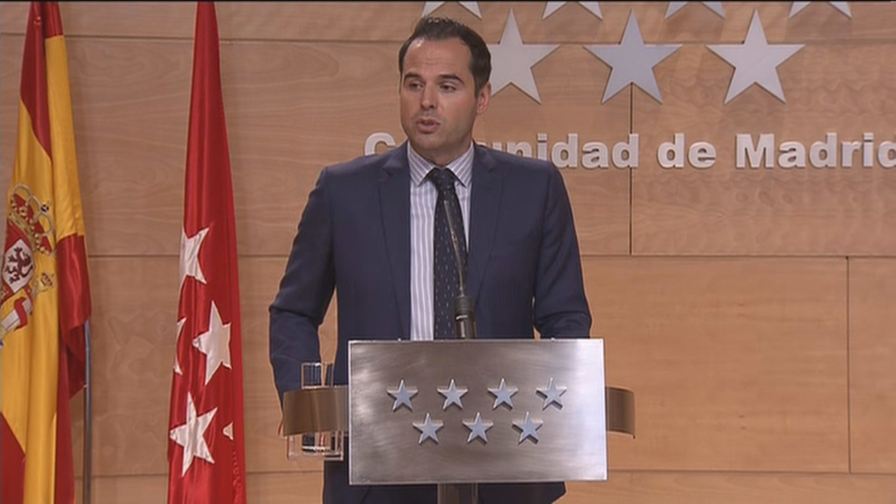 Aguado acusa a Sánchez de "comprometer" proyectos en Metro por "sisar" a Madrid