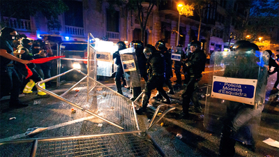 Cargas de los Mossos en medio de la tensión en Cataluña