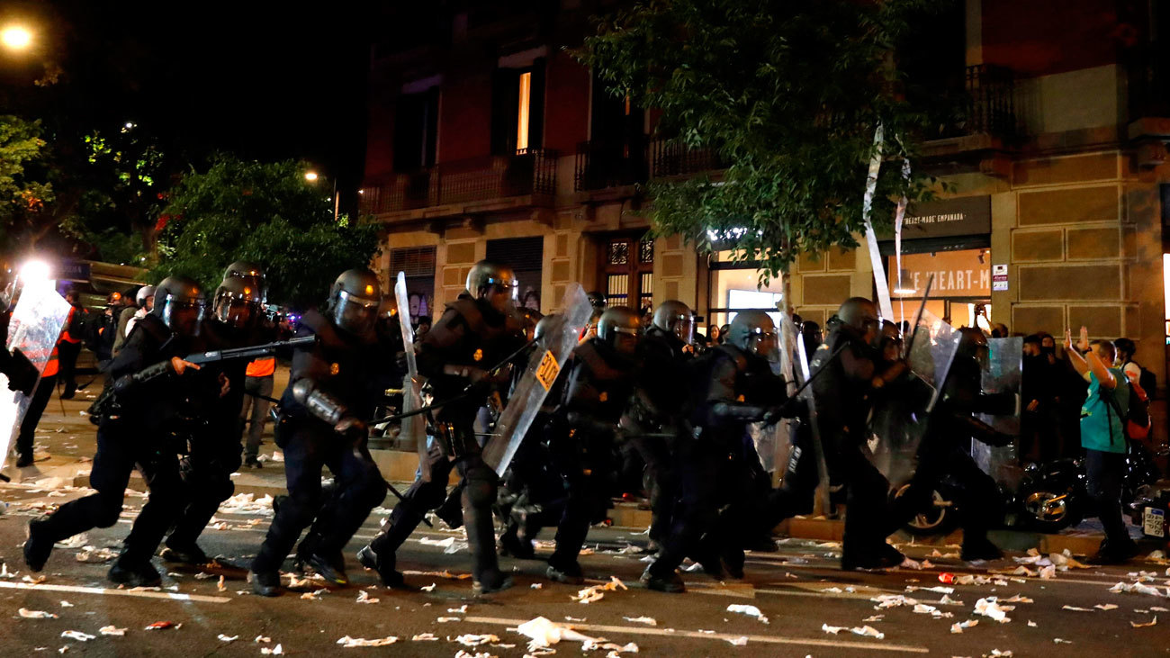 Agentes de los Mossos d'Esquadra durante los disturbios en Barcelona, en  protesta contra las condenas a los líderes del procés