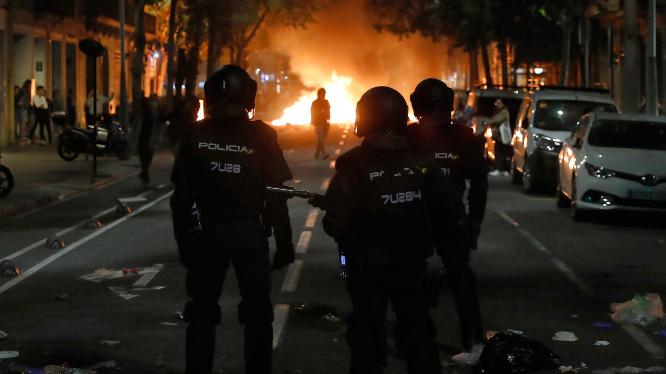 Agentes de la Policia Nacional durante los disturbios ante la consellería de Interior en Barcelona