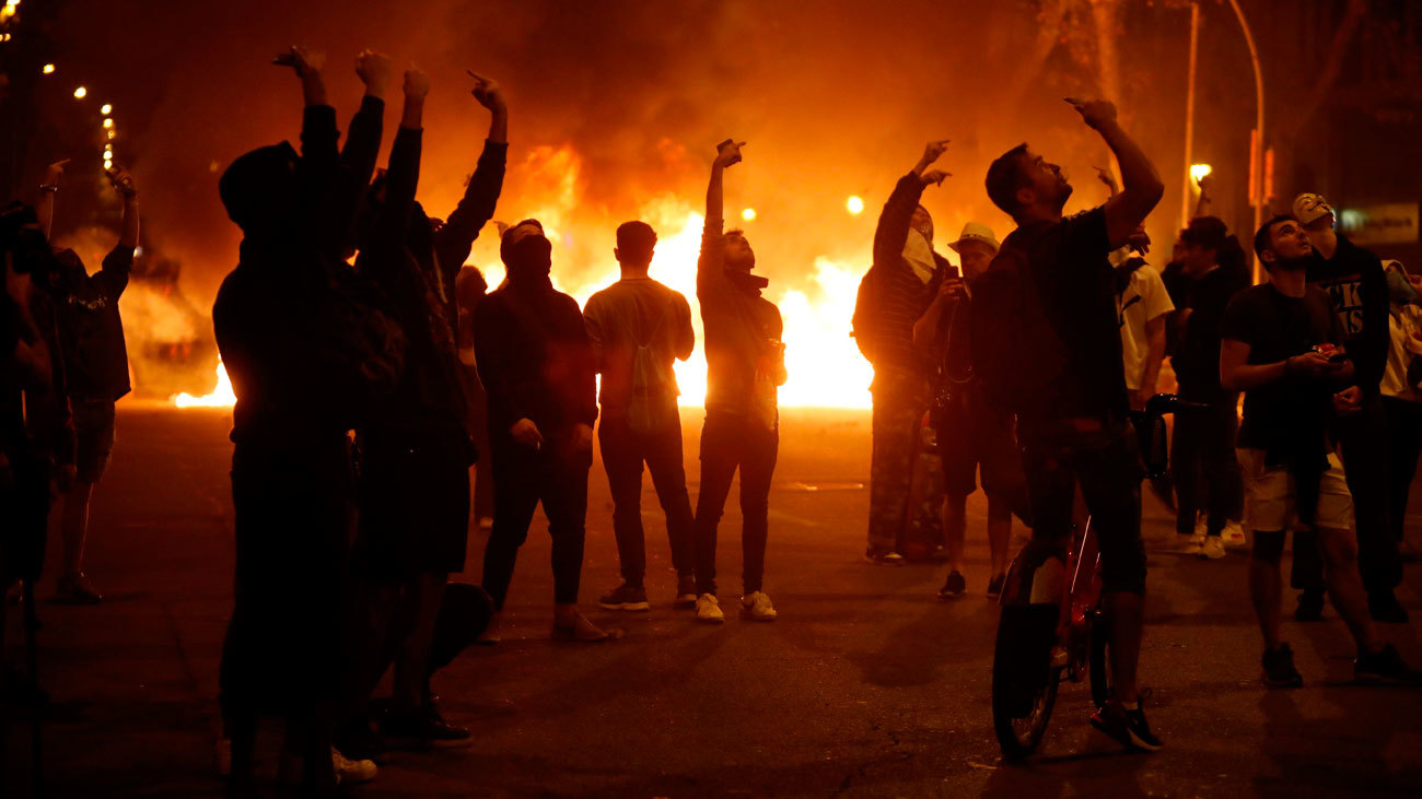 Manifestantes durante los disturbios en Barcelona, en protesta contra las condenas a los líderes del procés