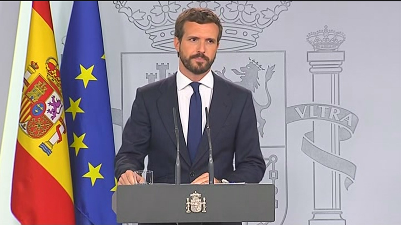 Casado pide a Sánchez que envíe un requerimiento a Torra para que cumpla la ley