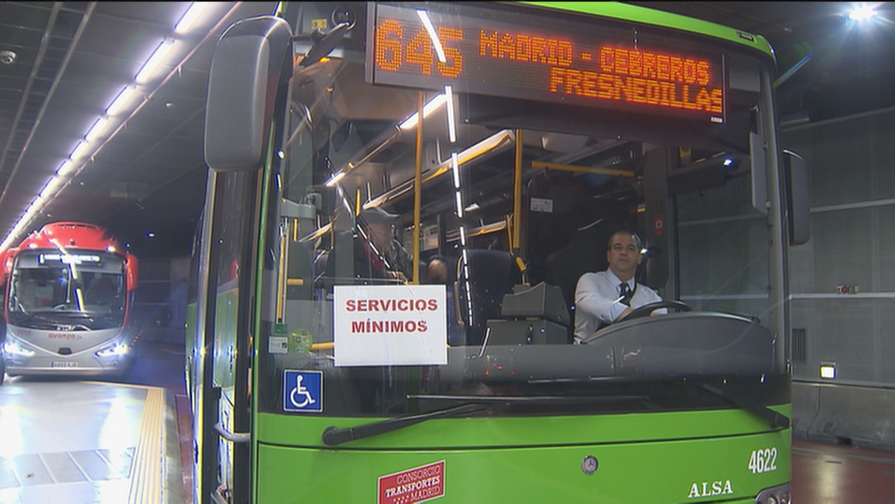 Siguen las quejas de los viajeros de la sierra norte de Madrid por la falta de autobuses