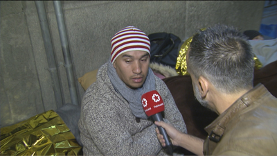 Unas 30 personas, entre ellas 7 menores, vuelven a pasar la noche al raso ante el Samur Social