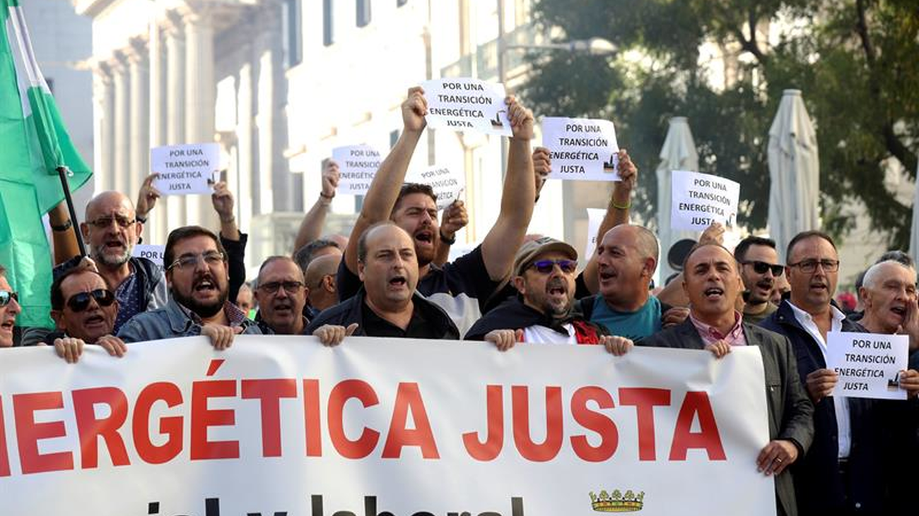 Un grupo de camioneros españoles se manifiestan frente al Congreso de los Diputados
