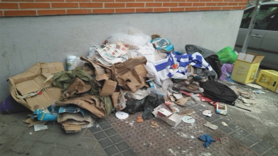 Denuncian la acumulación de basura en las calles de Vallecas