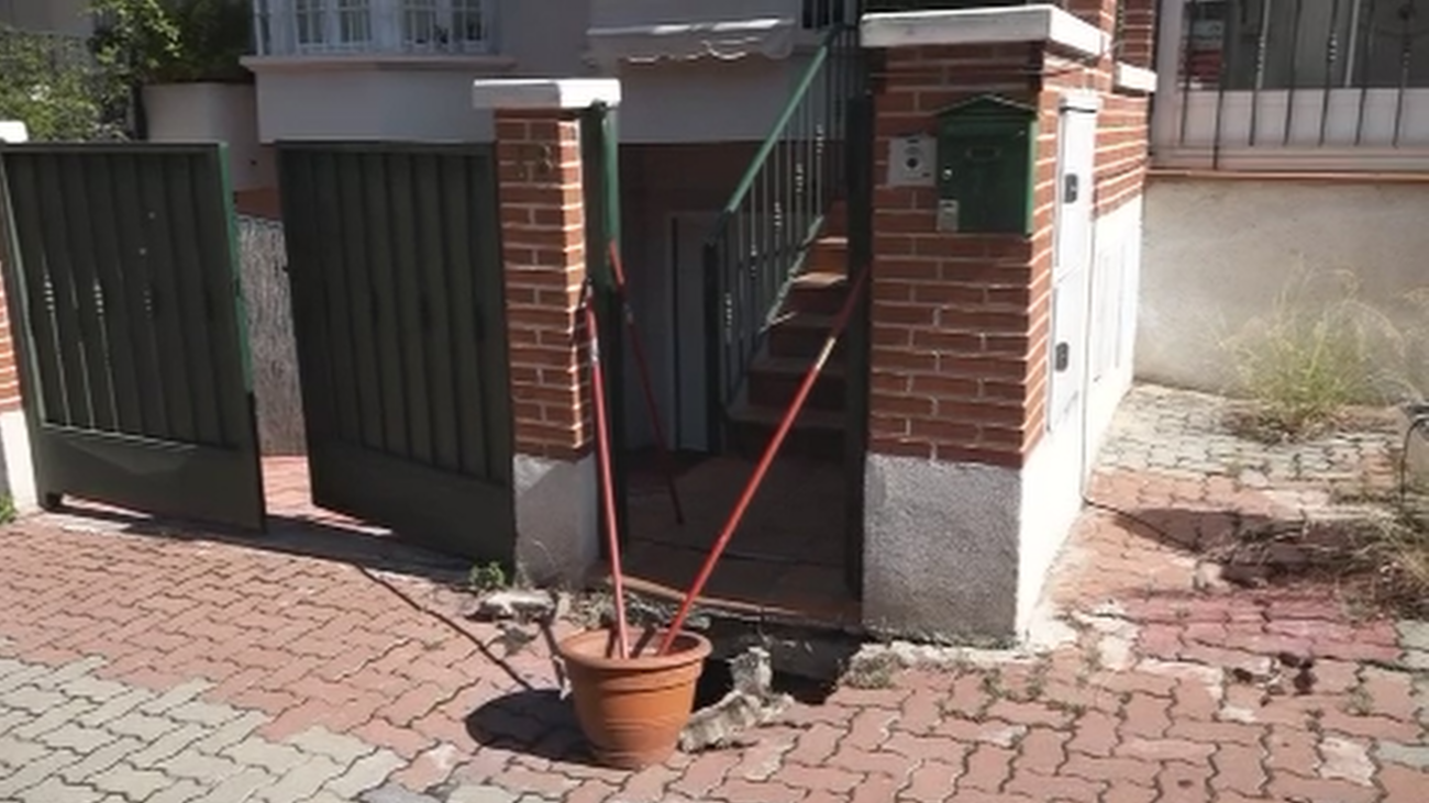 Un vecino de Aravaca vive con un peligroso socavón en la puerta de su casa
