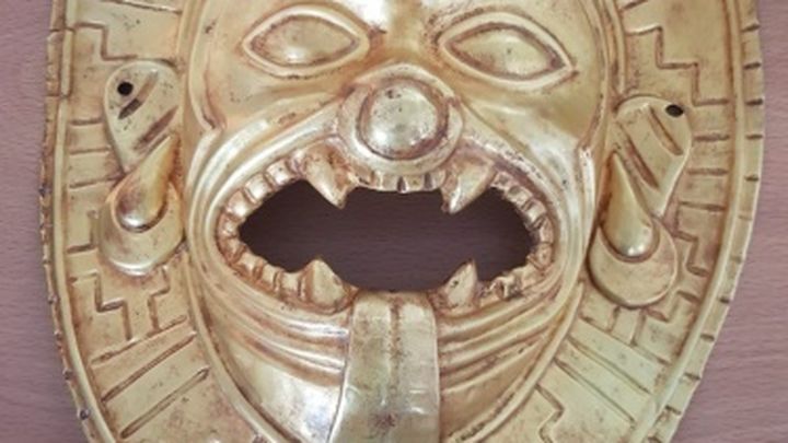 Máscara precolombina intervenida en Barajas