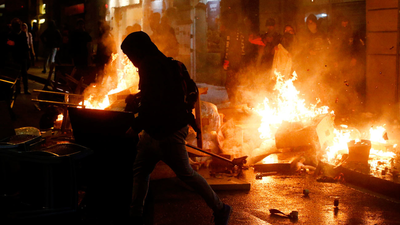 Grupos antifascistas incendian contenedores