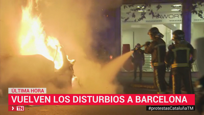 Los bomberos tratan de sofocar el fuego causado por los incontrolados