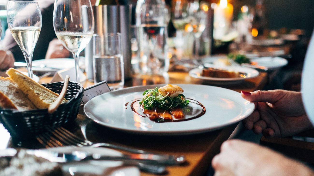 Los hosteleros madrileños pedirán a Sanidad alargar el turno de cenas hasta las 00.00h