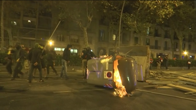 Así montan los independentistas violentos una barricada