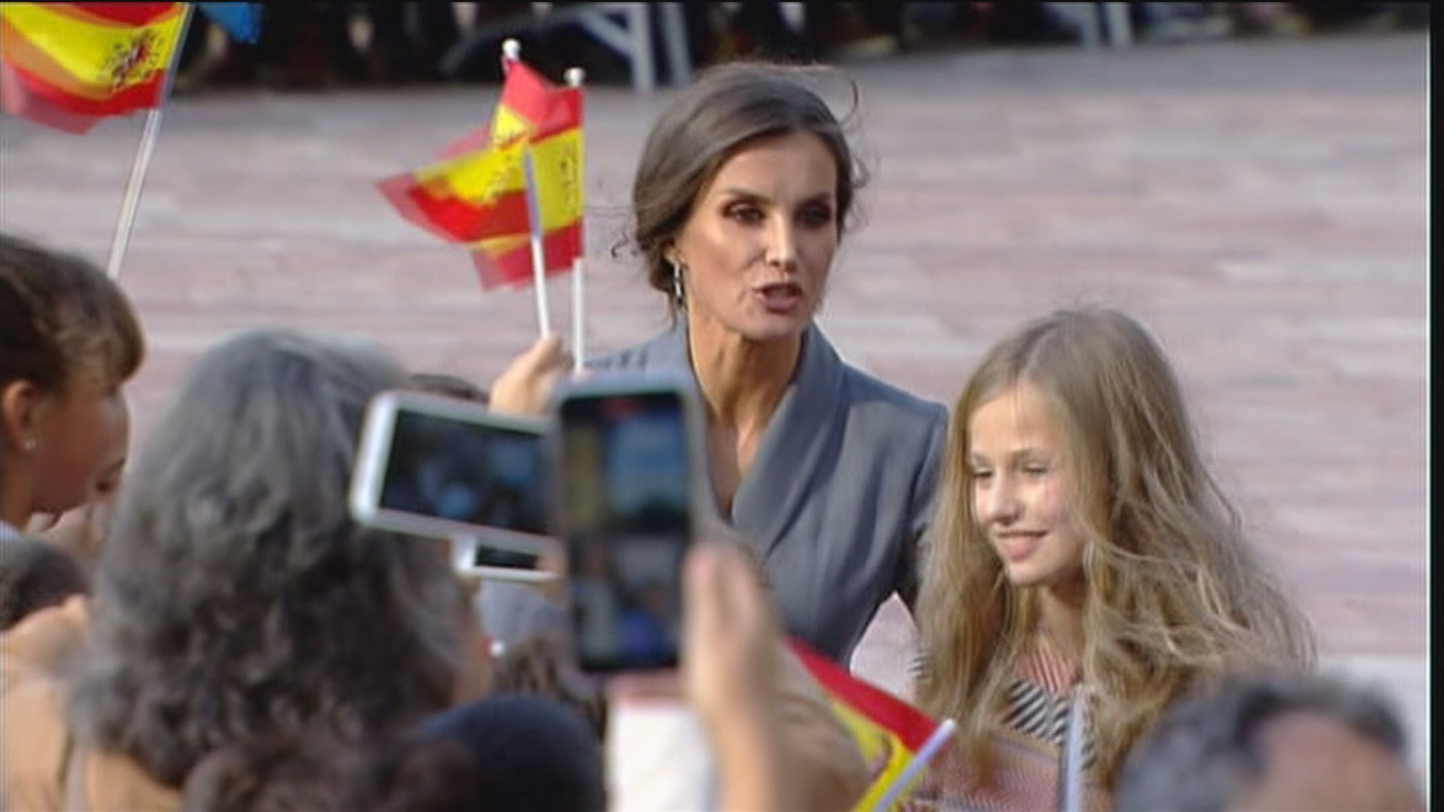 Cientos de personas al son de las gaitas reciben a la Princesa de Asturias en Oviedo