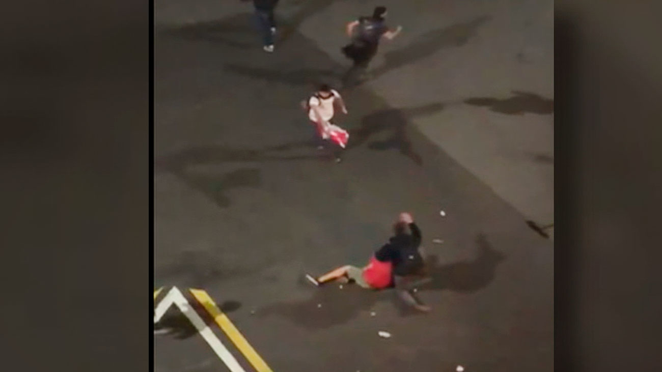 Una decena de ultras agraden a un chico en el centro de Barcelona