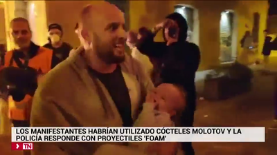 Sale con su hijo en brazos huyendo de las llamas en Barcelona