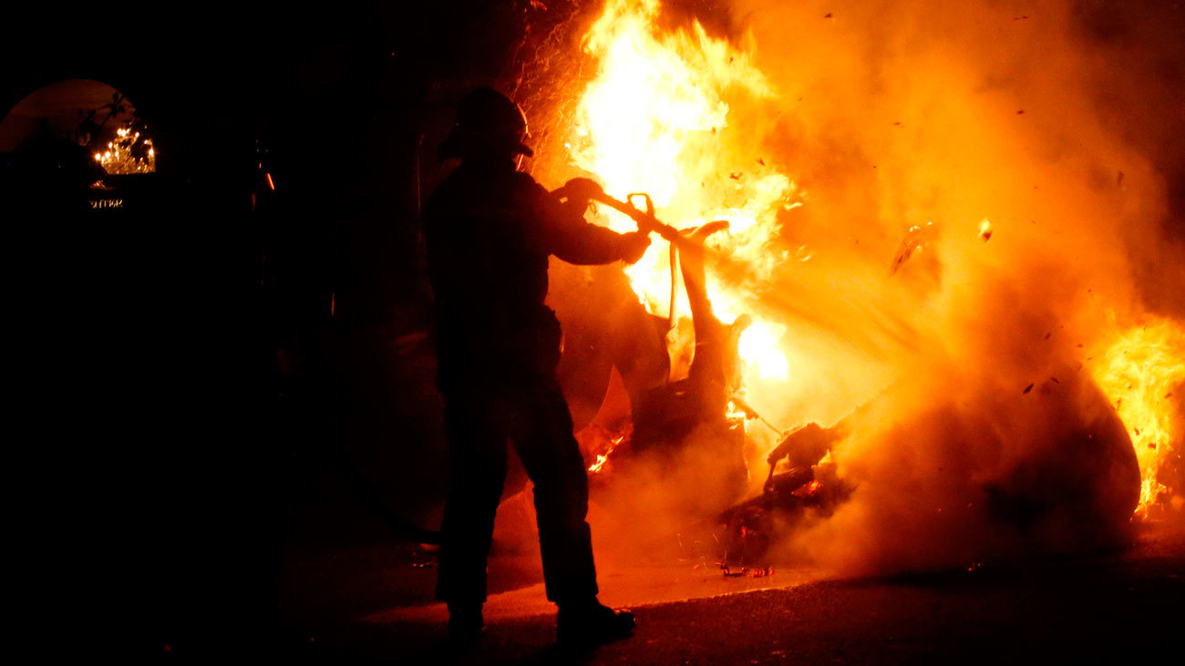 Vecinos de Barcelona se  encaran a manifestantes y evitan una hoguera