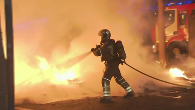 Árboles en llamas en Barcelona por las hogueras de los radicales