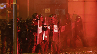 Duros momentos de tensión entre la policía y los manifestantes violentos en Barcelona