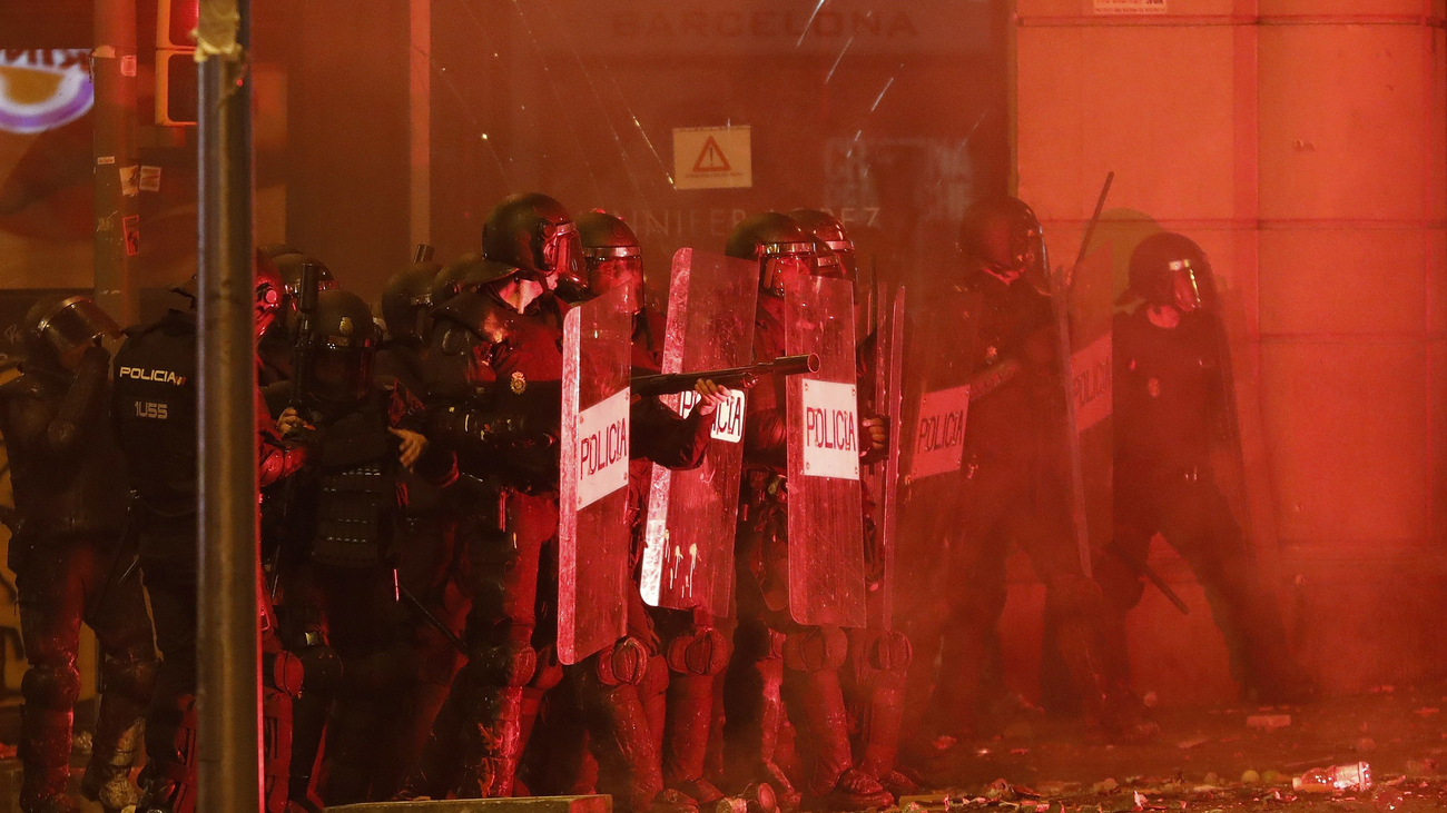 Duros momentos de tensión entre la policía y los manifestantes violentos en Barcelona